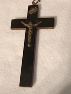 Delikatny krzyżyk z drewna