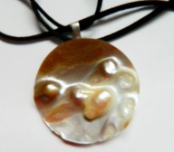 Duża okrągłą muszla z nienarodzonymi perłami, wisiorek