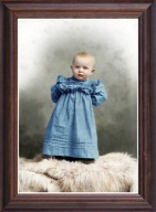 Obraz Karol Wojtyła portret dziecięcy w drewnianej ramie ze szkłem