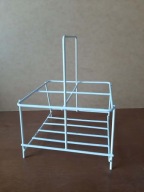 Białe metalowe nosidło / stojak na 4 butelki