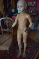 Stary manekin sklepowy.