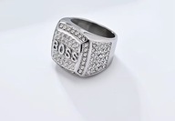 Sygnet z cyrkoniami BOSS śr 21,22,mm kolor srebrny