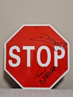 Znak STOP z podpisami chłopaków z BUNGEE.