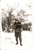 WOJSKO POLSKIE LUDOWE -zdjęcie mały format -ŻOŁNIERZ KARABIN MASZYNOWY