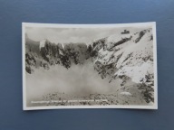 Riesengebirge, wielkie śnieżne zagłębienie i schronisko górskie.