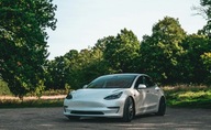 Tesla Model 3 do ślubu z kierowcą – Niezapomniane chwile dla Pary Młodej