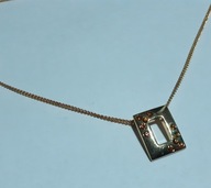 Elegancki wisiorek z oczkami