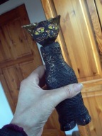 Gliniana figurka czarnego kota, butelka na drobiazgi.