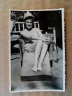 kobieta w fotelu strój plażowy 50te (825c)