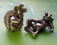 Mosiężna figurka kolekcjonerska - szczęśliwa żabka i jeż.