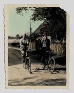 Sicina k Brzozów chaty rower 1941r Fotografia KOLOROWA wymiar 62x82mm 667i