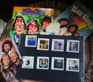 ZNACZKI POST ISLE OF MAN 8 SZT. BEE GEES - ROBIN GIBB+książka+CD+ kalendarz