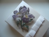 PIĘKNA BROSZKA ZAWIESZKA KWIAT KWIATEK IRYS CYRKONIE + PUDEŁKO PREZENTOWE