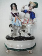 Para z pieskami figurka wys 14 cm XIX w