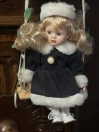 LALKA KOLEKCJONERSKA PORCELANOWA Z HUŚTAWKĄ