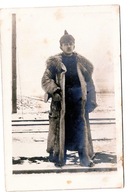 Żołnierz w zimowym płaszczu – śnieg, tory, ok. 1915–1918