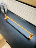 Drewniany wieszak na ręczniki z haczykami – malowana sosna, kolor dąb