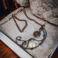 Wisiorek handmade Lunula z opalu i czystej miedzi
