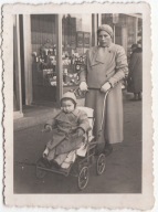 FOTOGRAFIA ULICZNA SKLEP SPOŻYWCZY WÓZEK DZIECIĘCY DZIECKO MODA LATA 30-TE