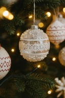 Bombka choinkowa szklana 8 cm ze wzorem śnieżynki i zdobieniem 1 szt.