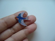 PIN PRZYPINKA BROSZKA PTAK PTASZEK JASKÓŁKA