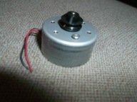 silniczek elektryczny M9T 9 Volt ~~ 30 mm x 25 mm