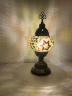 Lampa stołowa w kolorze mozaiki, zdobiona motywami tureckimi.