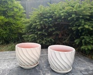 Zestaw ceramicznych falowanych doniczek z podstawką białe