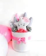 Duży tort z pampersów, prezent na baby shower dla przyszłej mamy, bocian