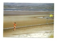 Pocztówka - Mężczyzna z latawcem na plaży / USZKODZONA / OPIS !!!