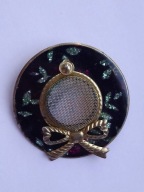 Stara broszka kapelusz ze zdobieniami