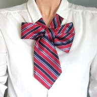 Wiązana ozdoba damskiej bluzki