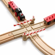 Skrzyżowanie kolejowy ze szlabanem do torów drewnianych