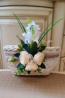 Koszyk wielkanocny z polskiej wybielanej wikliny- zdobiony kwiatami