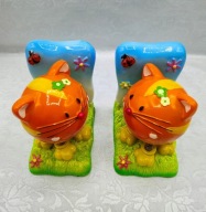 DWa (2) śmieszne KOTKI koty na sprężynkach PODPÓRKI do książek