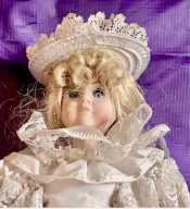 porcelanowa lalka kolekcjonerska w doskonałym wykonaniu