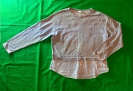 Szara bluza połączona z białą koszulą w paski