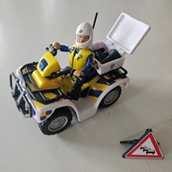 Strażak Sam Malcolm na quadzie policyjnym