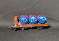 WAGON TOWAROWY PLATFORMA Z BUDKĄ Z BECZKAMI PIWA - LOWENBRAU - H0 LIMA