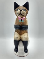 Kotek z drewna trzyma motylka - RZEŹBA zwisające nóżki - śliczny - 19 cm