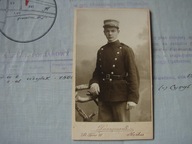 Żołnierz - 28 na czapce / stare zdjęcie kartonikowe