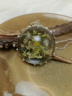 Wisiorek z ŻYWICY naturalne kwiaty METALOPLASTYKA Biżuteria Artystyczna