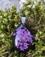 Wisiorek łezka z fioletową dziką marchwią MoniGArt