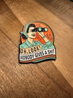 Fajny pin przypinka „Oh, look! Nobody gives a shift.”