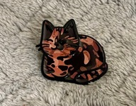 Przypinka pin kot prezent