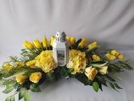 Stroik cmentarz latarenka w tulipanach różach żółty