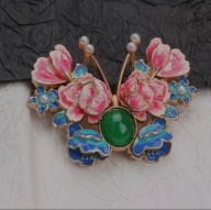 Piękna broszka motyl z różowymi i niebieskimi kwiatami w stylu vintage