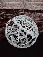 Szydełkowe bombki choinkowe.