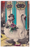 Dziewczynka Łabędzi Wesołe Miasteczko karuzela ok.1930r ART Deco Kolorowana