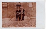 Fotografia 5 mundurowych i cywila – budynek urzędowy, ok. 1910–1920